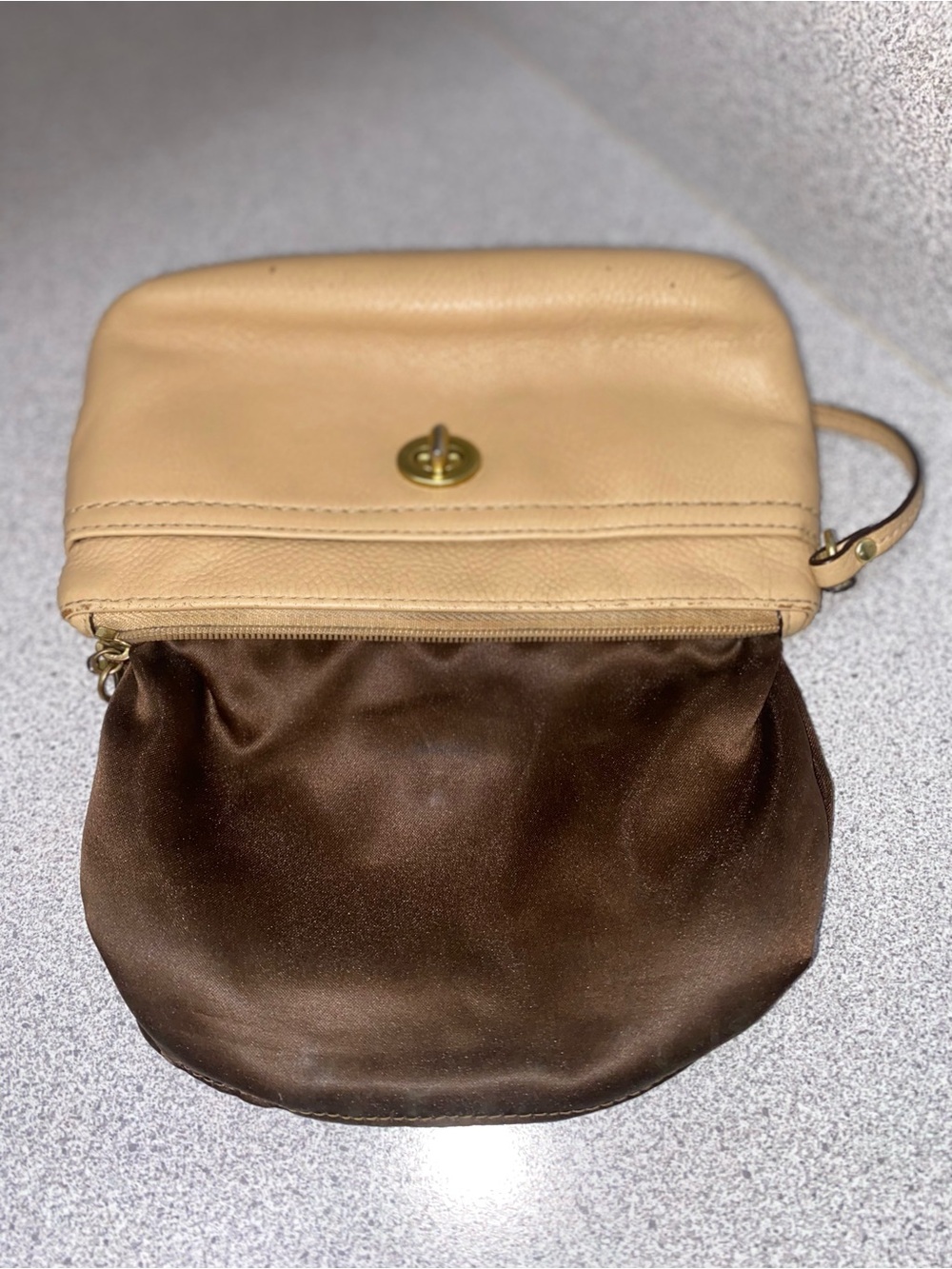 Coach Park F49472 Pebbled Leather Turnlock Wristlet Beige Stone GUC - Picture 7 of 11